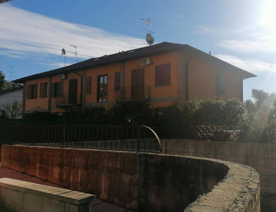 appartamento in vendita a Vergiate in zona Corgeno