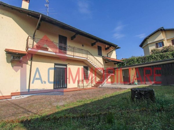 casa indipendente in vendita a Vergiate in zona Cuirone