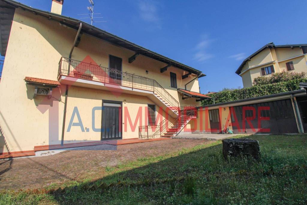 casa indipendente in vendita a Vergiate in zona Cuirone
