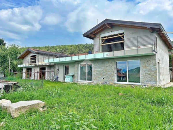 casa indipendente in vendita a Vergiate in zona Corgeno