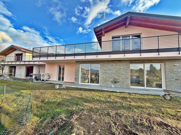 casa indipendente in vendita a Vergiate in zona Corgeno