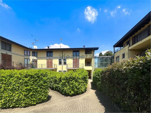 appartamento in vendita a Vergiate in zona Cimbro