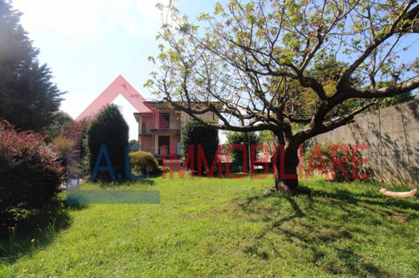 casa indipendente in vendita a Vergiate