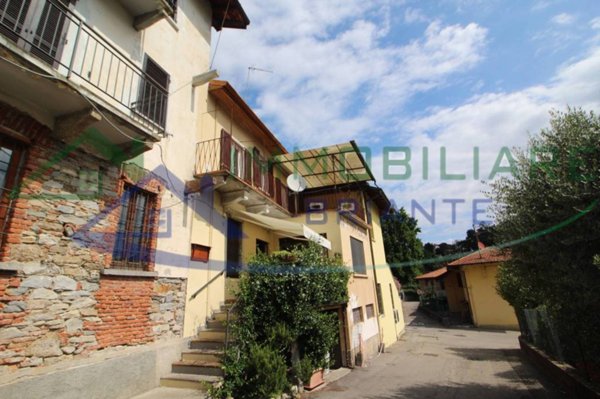 appartamento in vendita a Vergiate in zona Cuirone