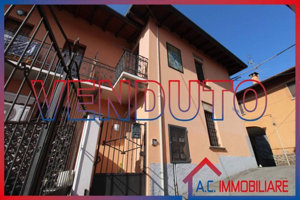 casa indipendente in vendita a Vergiate in zona Sesona