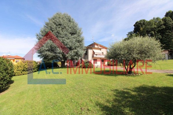 casa indipendente in vendita a Vergiate