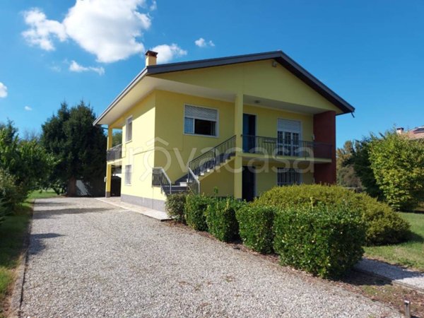 casa indipendente in vendita a Vergiate in zona Corgeno