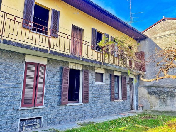 appartamento in vendita a Vergiate in zona Sesona