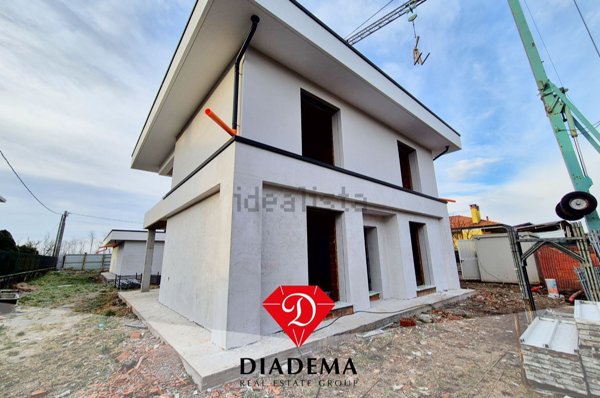 casa indipendente in vendita a Vergiate