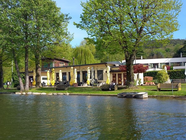 negozio in vendita a Vergiate in zona Corgeno