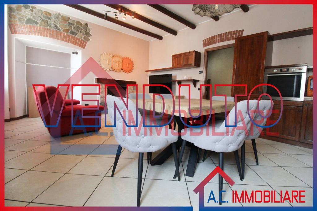 casa indipendente in vendita a Vergiate