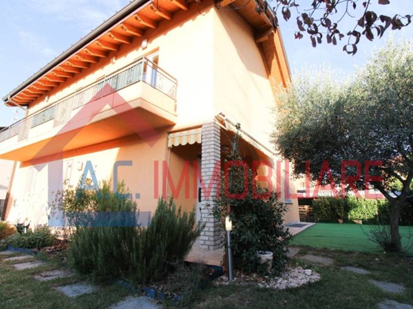 casa indipendente in vendita a Vergiate
