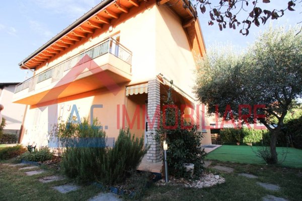 casa indipendente in vendita a Vergiate