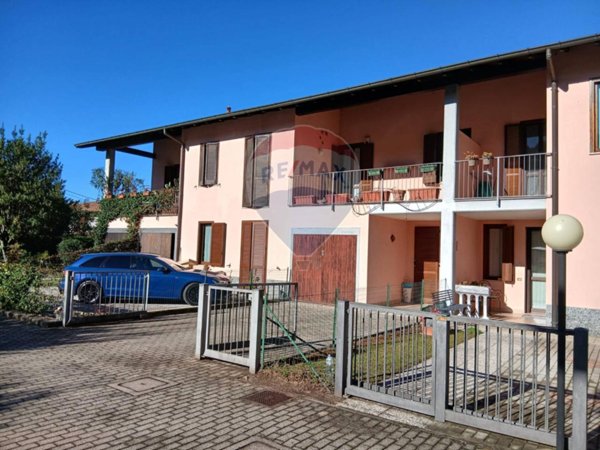 casa indipendente in vendita a Vergiate in zona Corgeno