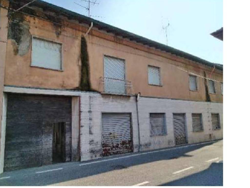 casa indipendente in vendita a Vergiate in zona Corgeno