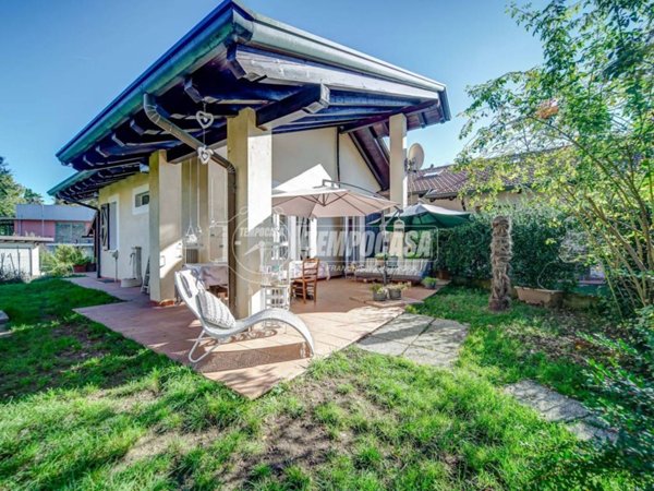 casa indipendente in vendita a Vergiate