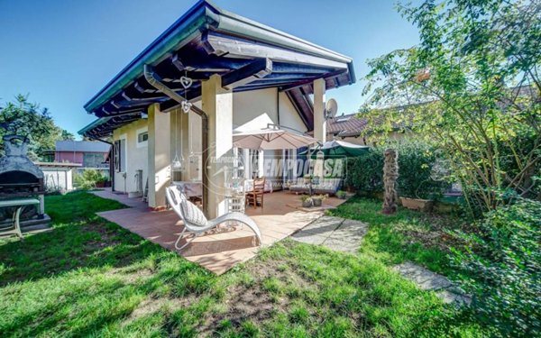 casa indipendente in vendita a Vergiate