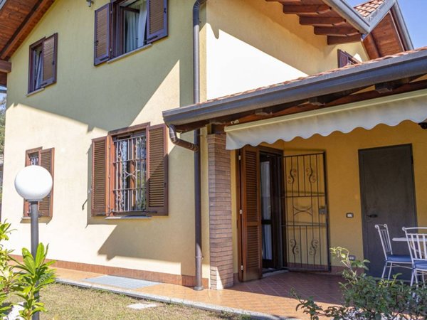 casa indipendente in vendita a Vergiate