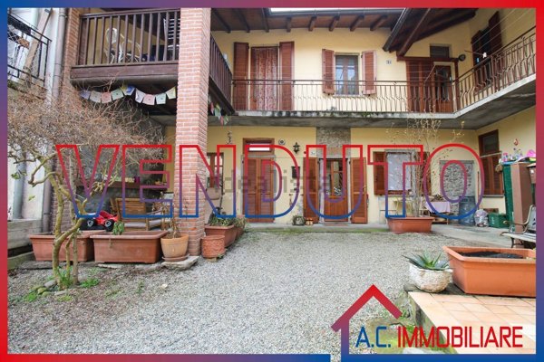 appartamento in vendita a Vergiate in zona Cuirone