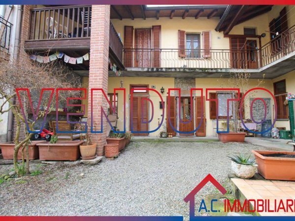 appartamento in vendita a Vergiate in zona Cuirone