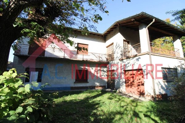 casa indipendente in vendita a Vergiate in zona Corgeno