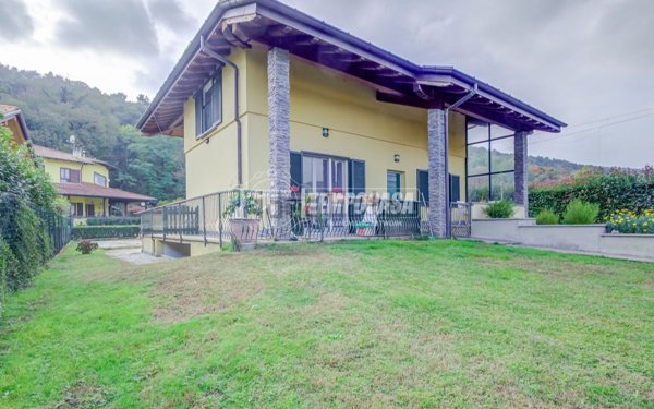 casa indipendente in vendita a Vergiate