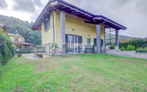 casa indipendente in vendita a Vergiate