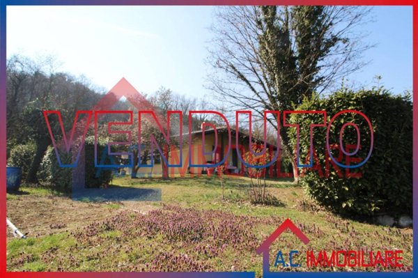 casa indipendente in vendita a Vergiate in zona Cuirone