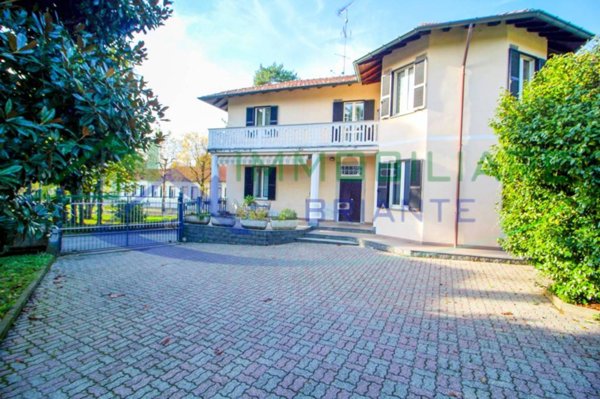 casa indipendente in vendita a Vergiate