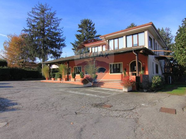 negozio in vendita a Vergiate in zona Corgeno