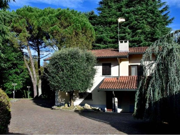casa indipendente in vendita a Vergiate