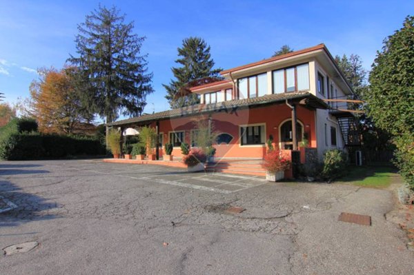 negozio in vendita a Vergiate in zona Corgeno