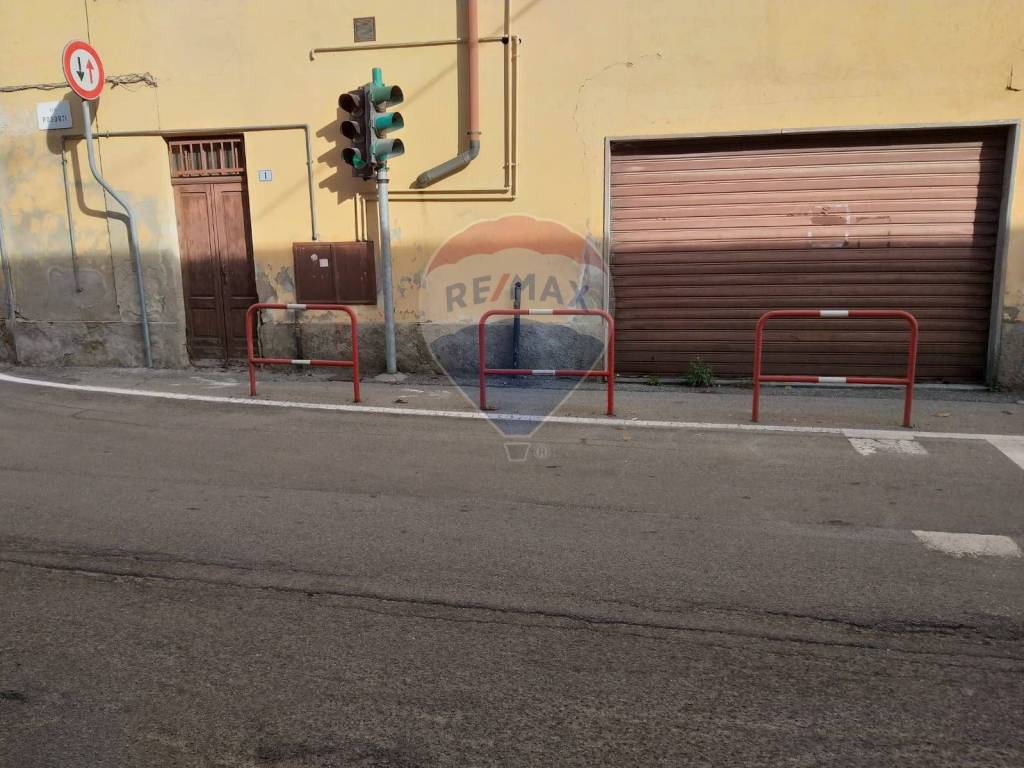 negozio in vendita a Vergiate in zona Sesona