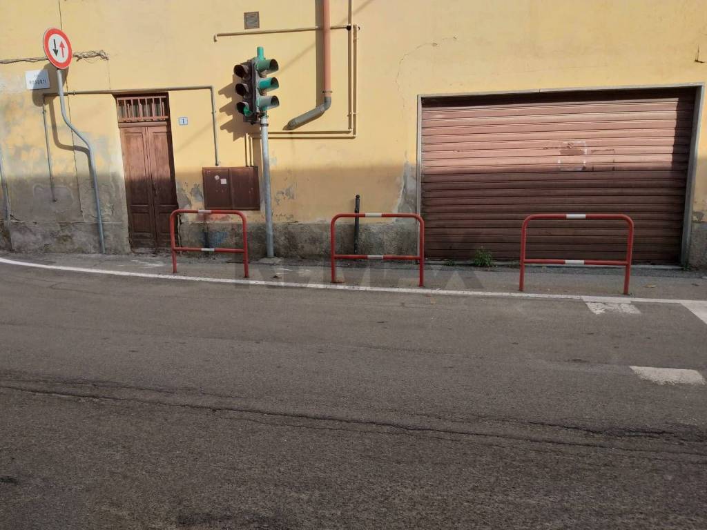 negozio in vendita a Vergiate in zona Sesona