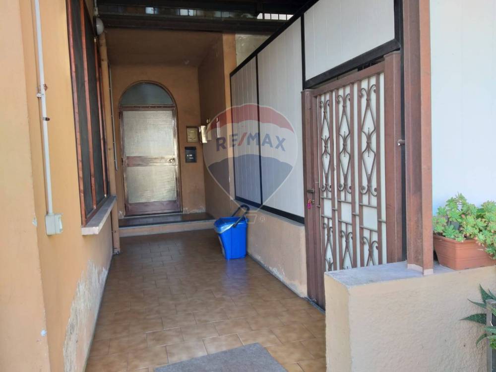 negozio in vendita a Vergiate in zona Sesona