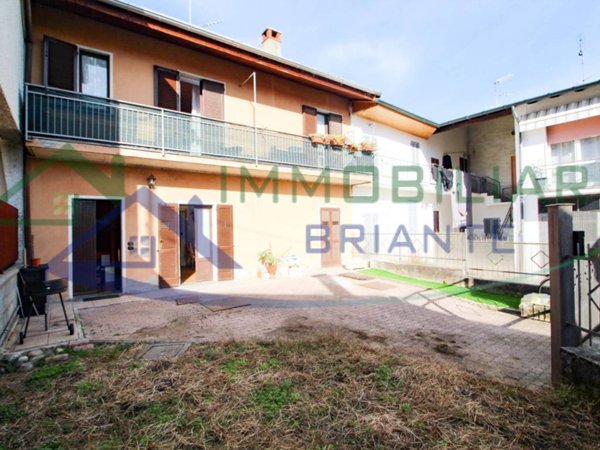 casa indipendente in vendita a Vergiate in zona Sesona