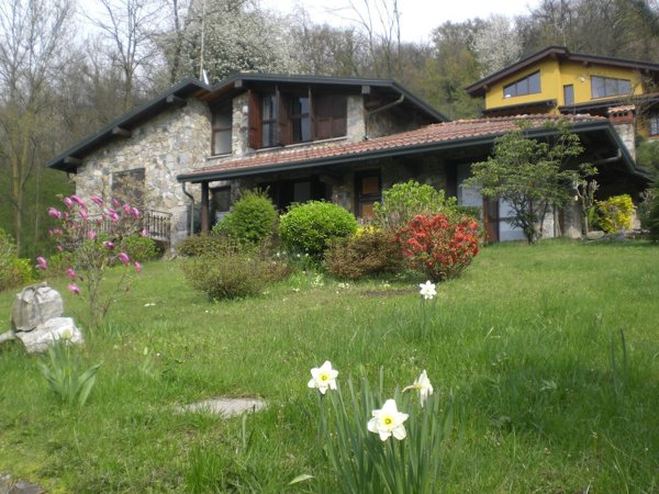 casa indipendente in vendita a Vergiate