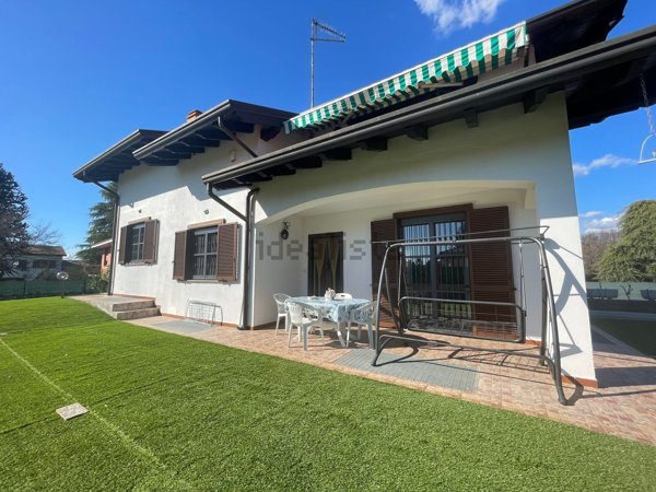 casa indipendente in vendita a Vergiate