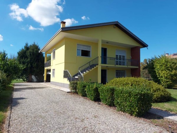 casa indipendente in vendita a Vergiate in zona Corgeno