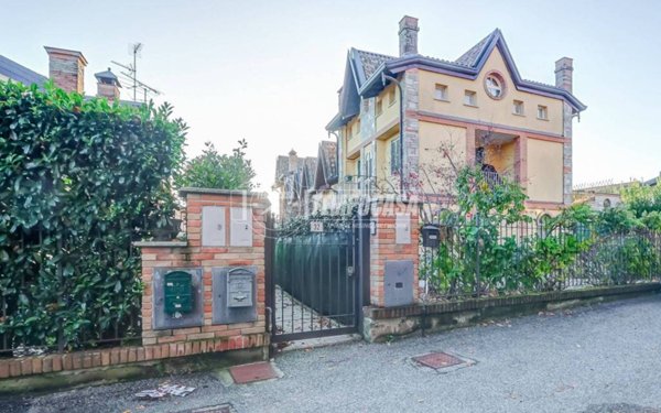 casa indipendente in vendita a Vergiate in zona Cimbro