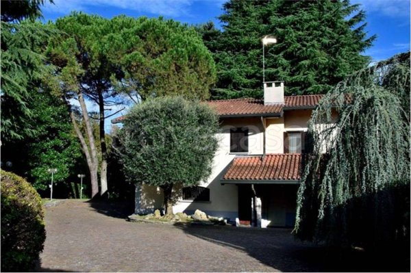 casa indipendente in vendita a Vergiate