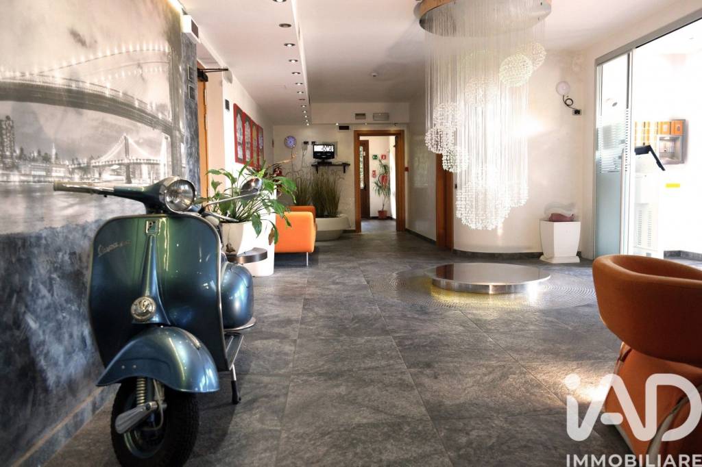 negozio in vendita a Vergiate in zona Corgeno