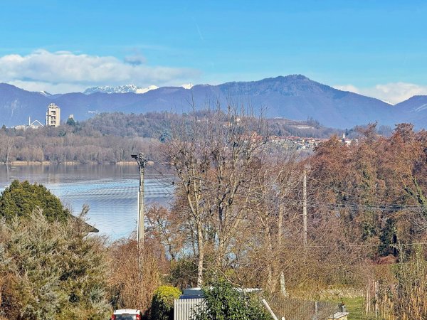 casa indipendente in vendita a Vergiate in zona Corgeno