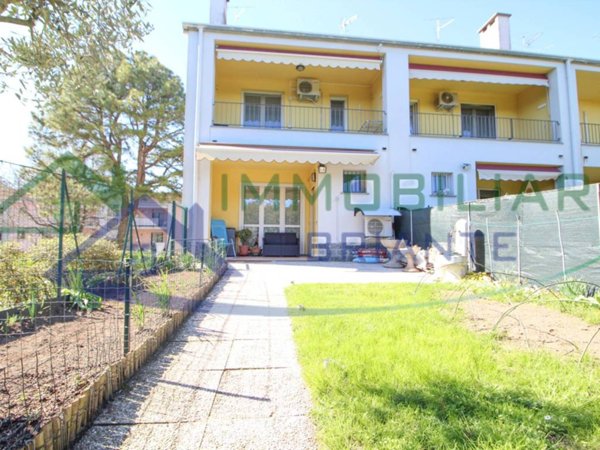 casa indipendente in vendita a Vergiate in zona Cimbro