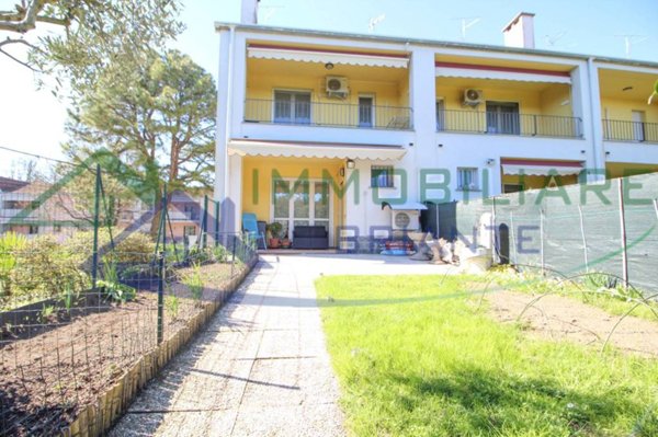 casa indipendente in vendita a Vergiate in zona Cimbro