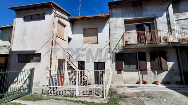 casa indipendente in vendita a Vergiate in zona Cimbro