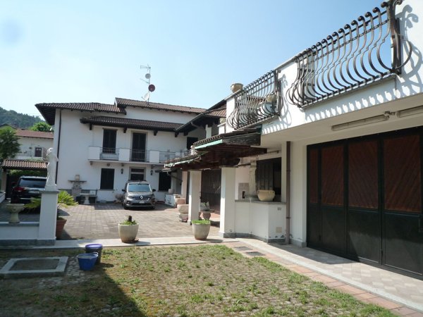 casa indipendente in vendita a Vergiate in zona Cuirone