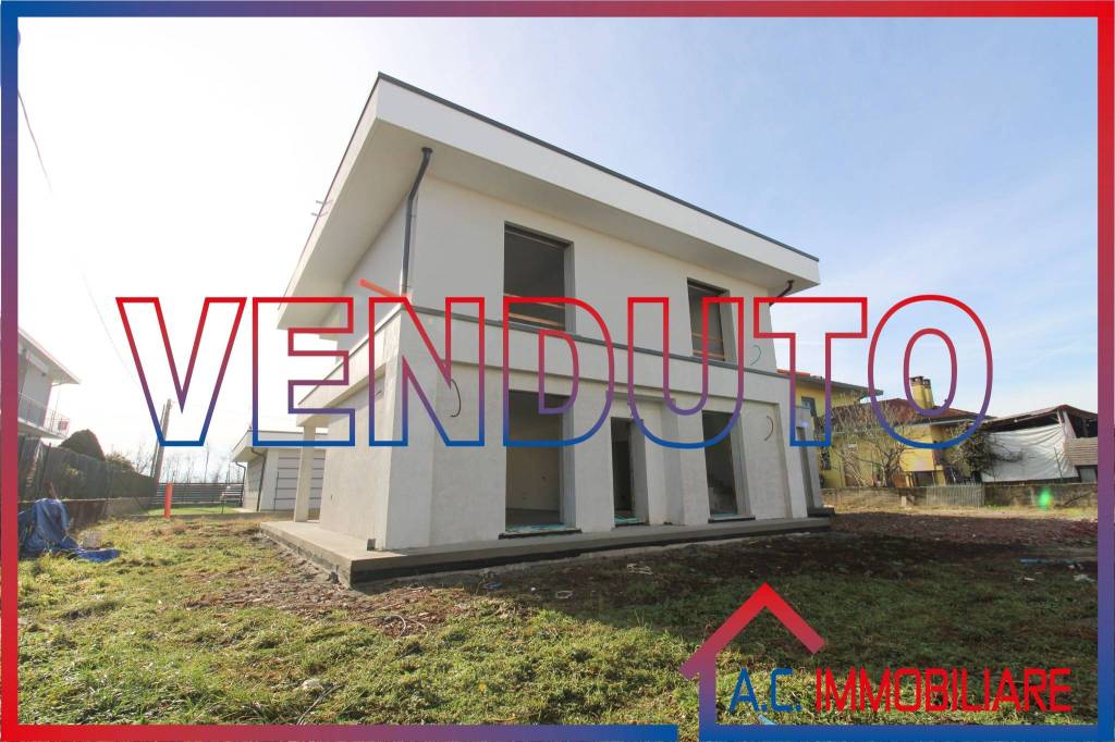 casa indipendente in vendita a Vergiate