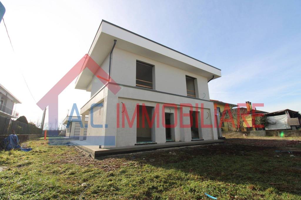 casa indipendente in vendita a Vergiate