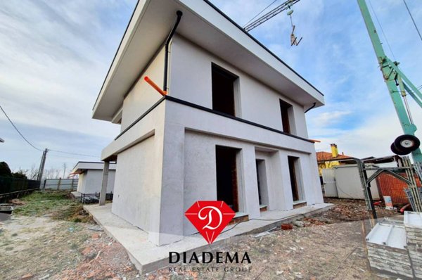 casa indipendente in vendita a Vergiate